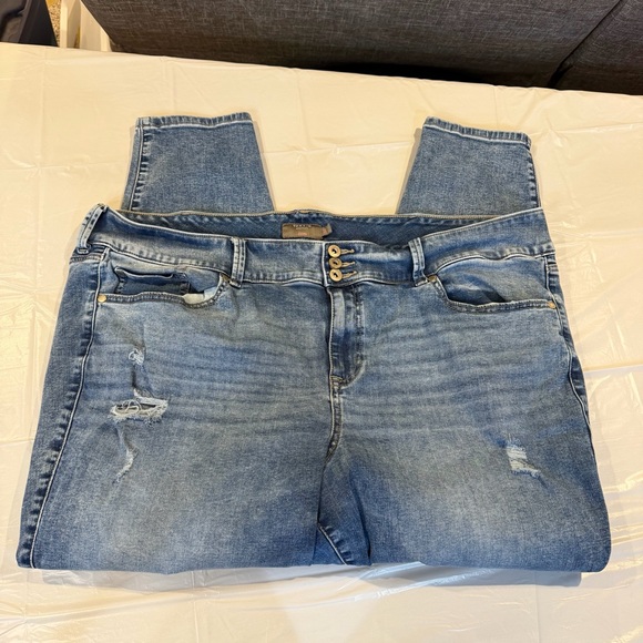 Torrid Feel The Fit Distressed Skinny Jeans Light Wash 24R Plus - Picture 5 of 10